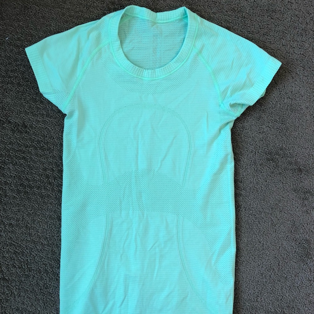 Lululemon short sleeve shirt size 2
